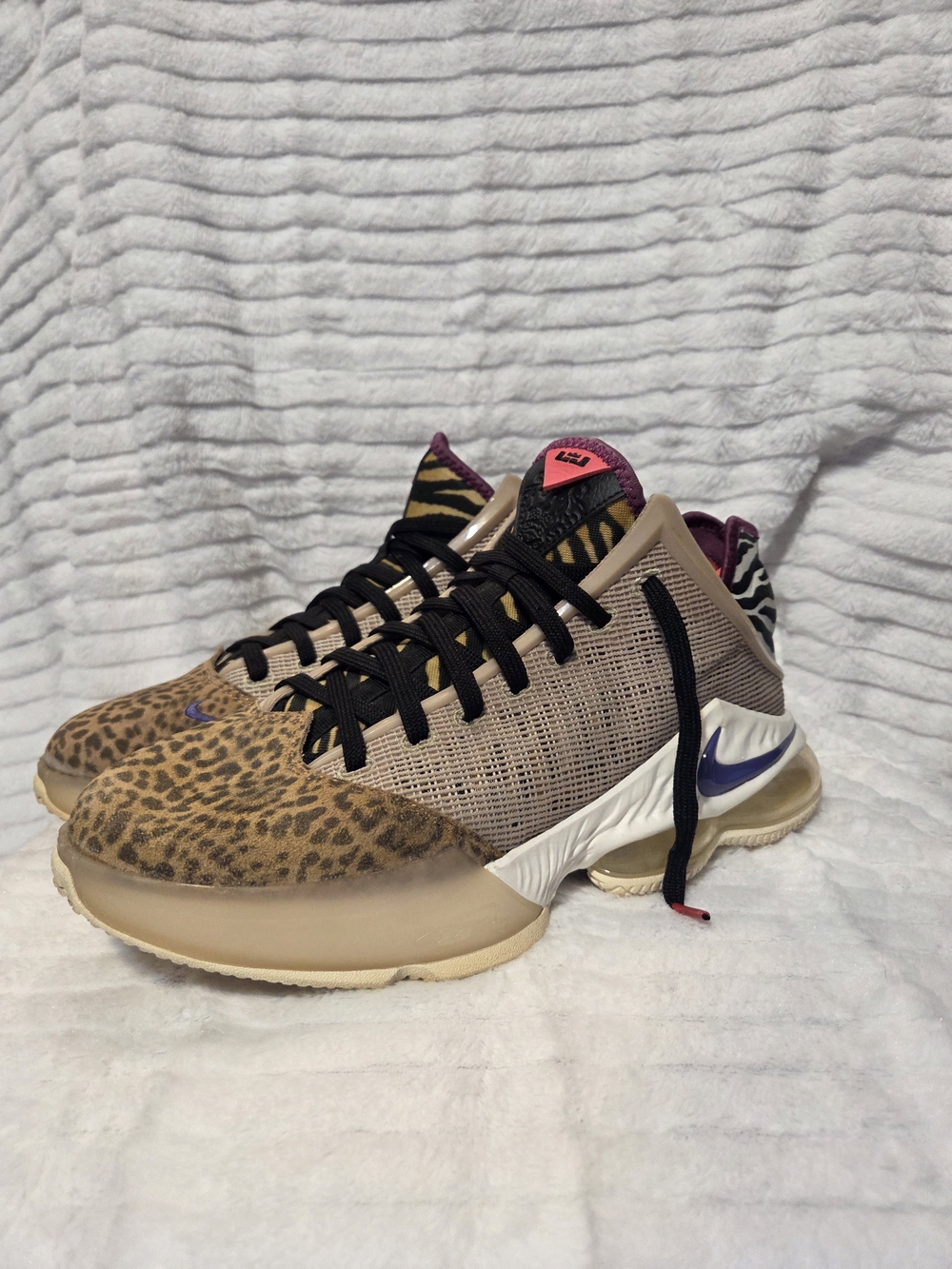 Size 10 Nike LeBron Xix Low Safari men's basketball shoes. - Picture 5 of 16